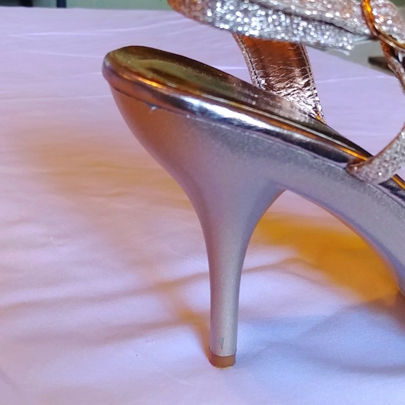 Beautiful Gold Heels. - Picture 8 of 8